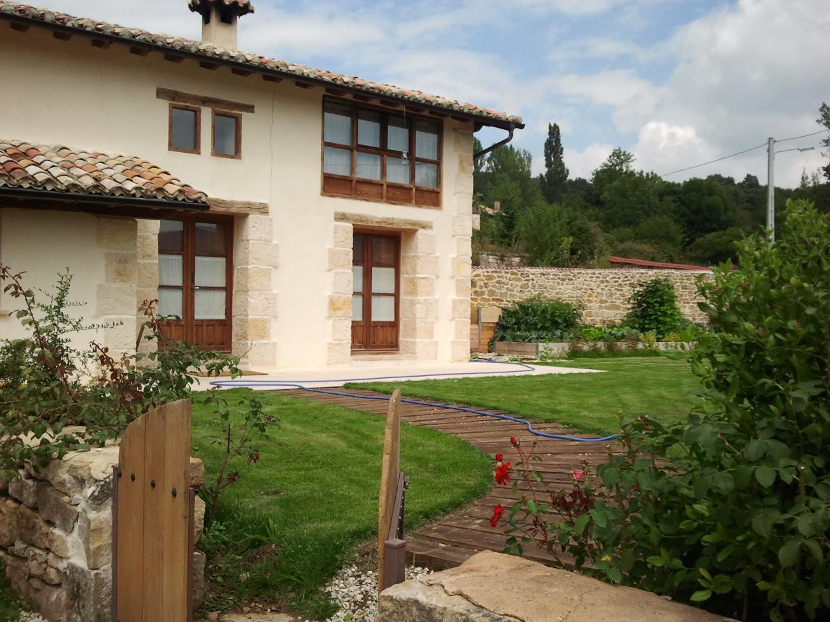 Casa rural tradicional de piedra con jardín en Las Merindades